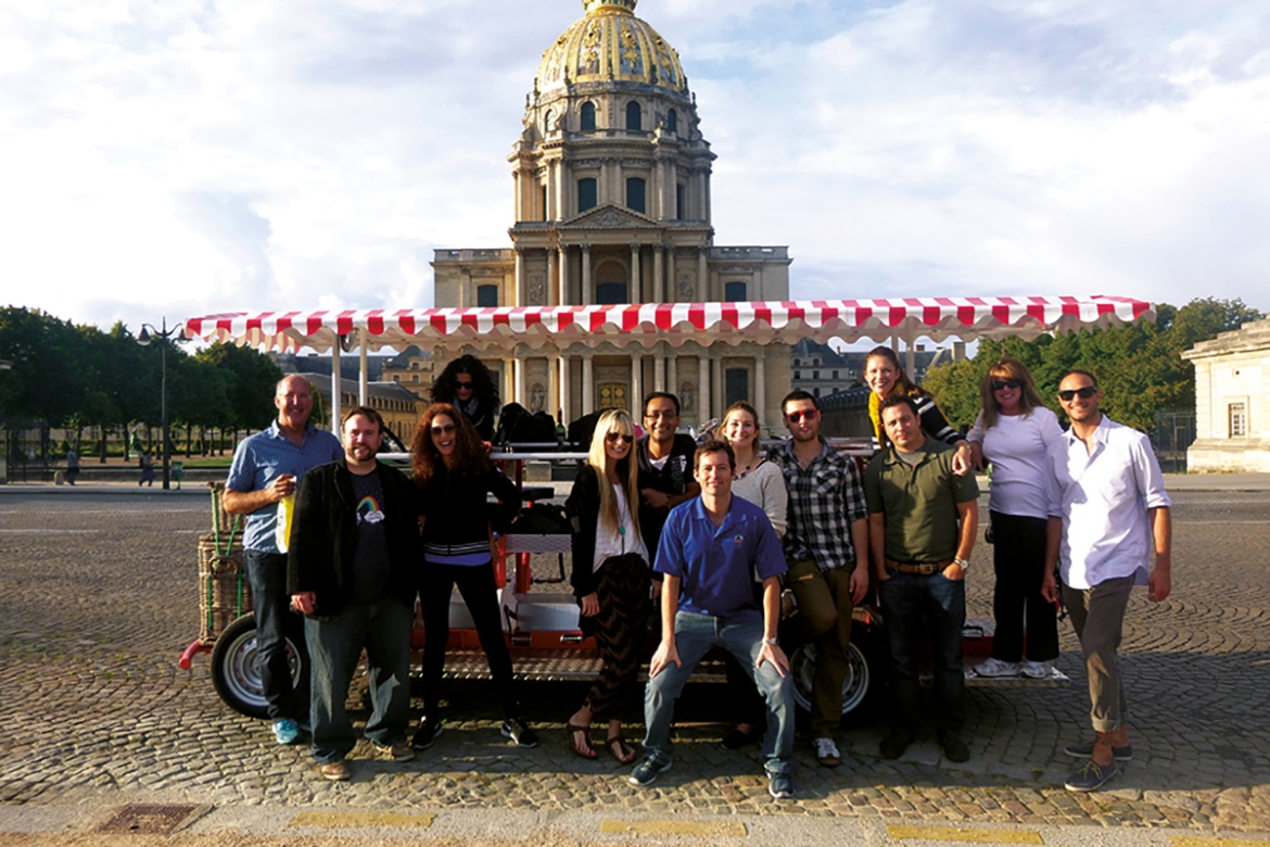 Photographie d’un groupe de touristes devant le Cyclo Café à Paris